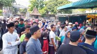 Dok. Foto : Masyarakat umum yang mengantre untuk mengambil daging kurban di Pesantren Tebuireng.