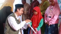 Dok. Foto : Pemberian santunan kepada anak yatim dan dhuafa di Musala Shirat al-Mustaqim Tebuireng, Minggu, (06/08).