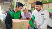 Dok. Foto : Penyerahan Paket Sembako untuk Lansia oleh Manajer Program LSPT
