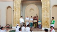 Dok. Foto : Penyerahan Paket Sembako untuk anak yatim oleh Direktur LSPT