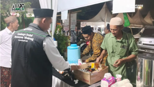 Khidmah untuk Muktamirin, LSPT Tebuireng Hadirkan Pos Hangat dan Minuman Gratis